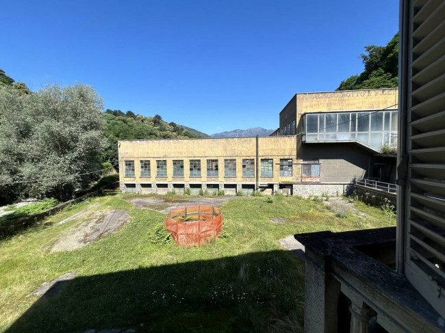 Locale commerciale in vendita a Strona