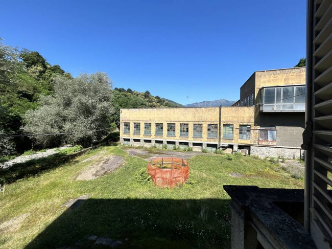 Locale commerciale in vendita a Strona