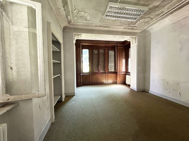 Locale commerciale in vendita a Strona