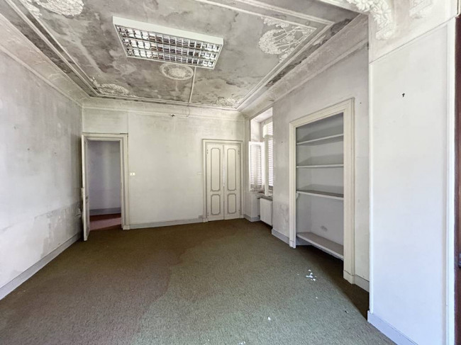 Locale commerciale in vendita a Strona