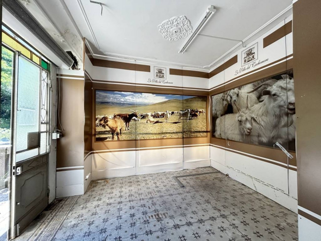 Locale commerciale in vendita a Strona