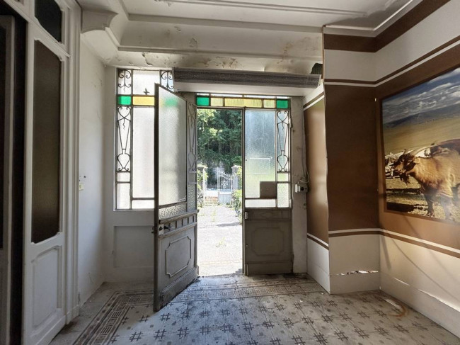 Locale commerciale in vendita a Strona