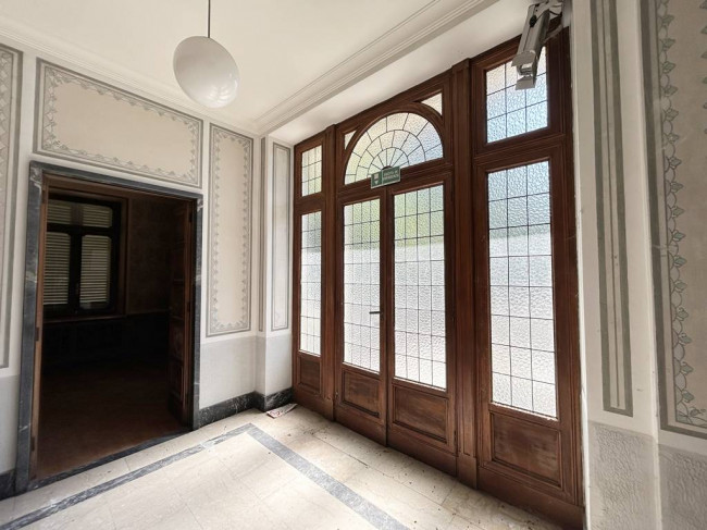 Locale commerciale in vendita a Strona