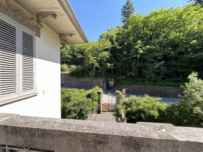 Locale commerciale in vendita a Strona