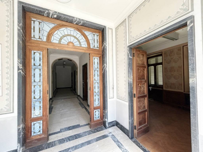 Locale commerciale in vendita a Strona