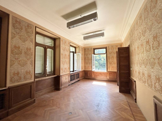 Locale commerciale in vendita a Strona