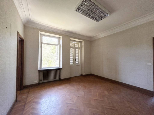 Locale commerciale in vendita a Strona