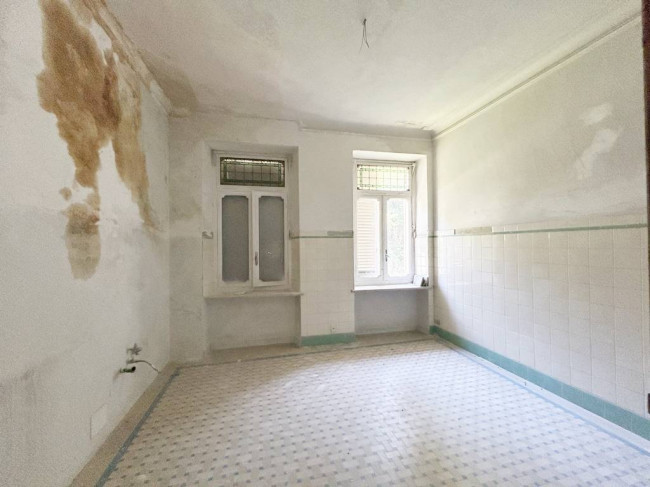 Locale commerciale in vendita a Strona