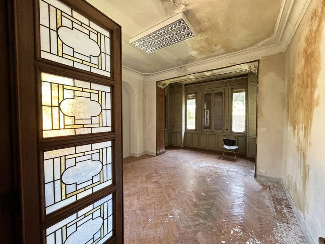 Locale commerciale in vendita a Strona