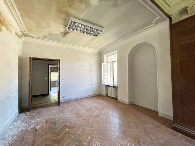 Locale commerciale in vendita a Strona