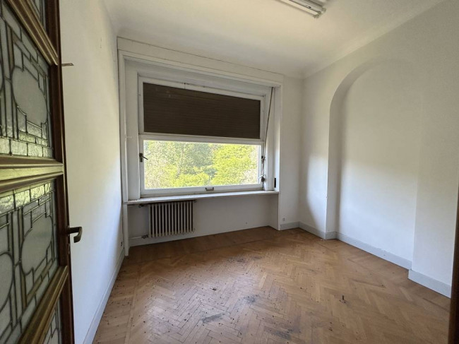 Locale commerciale in vendita a Strona