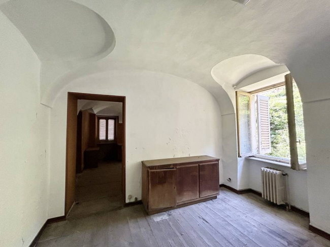 Locale commerciale in vendita a Strona