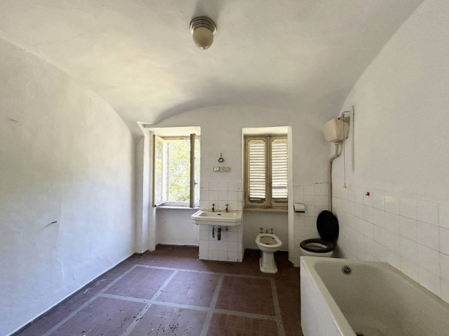 Locale commerciale in vendita a Strona