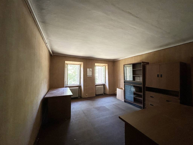 Locale commerciale in vendita a Strona