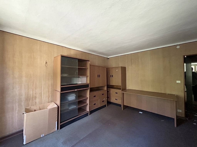 Locale commerciale in vendita a Strona