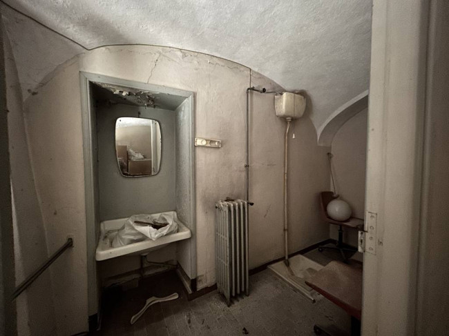 Locale commerciale in vendita a Strona