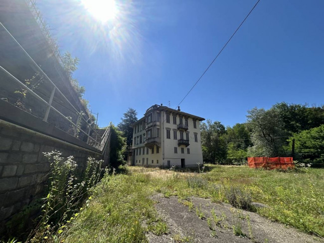 Locale commerciale in vendita a Strona