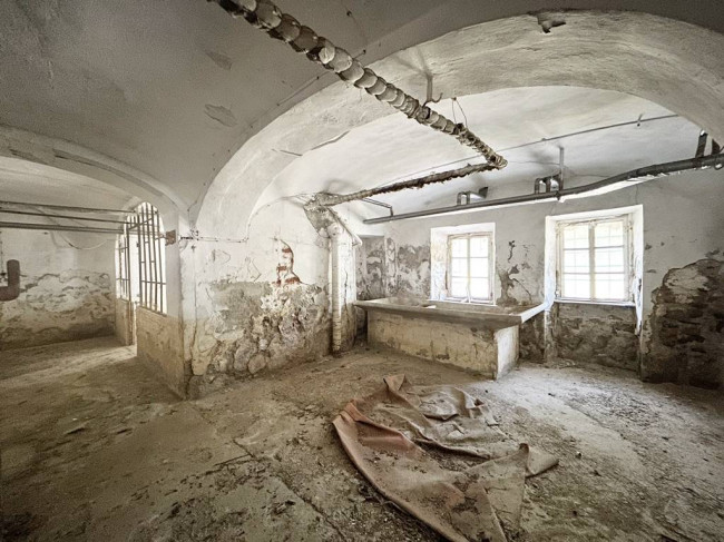 Locale commerciale in vendita a Strona