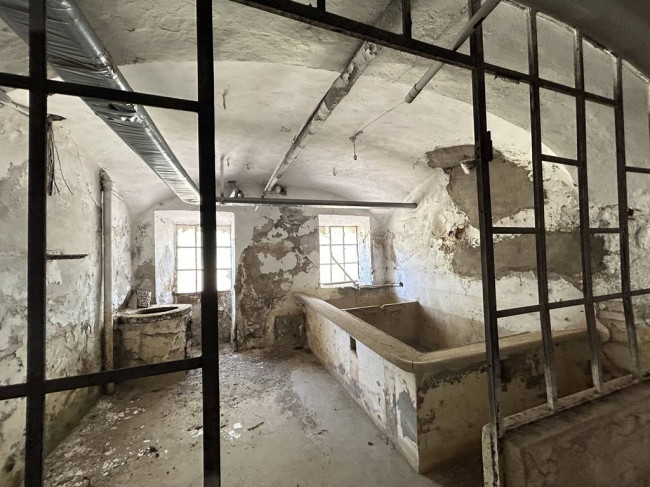 Locale commerciale in vendita a Strona