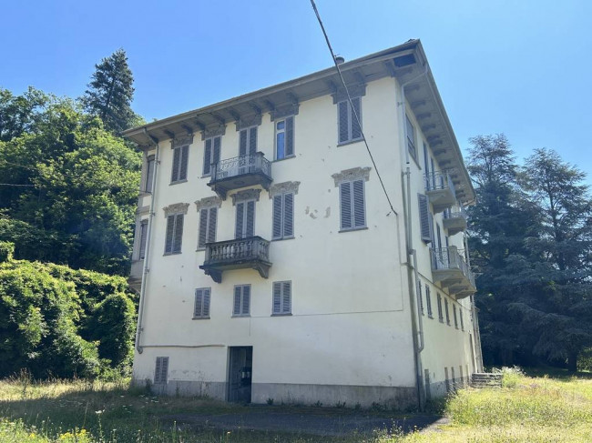 Locale commerciale in vendita a Strona