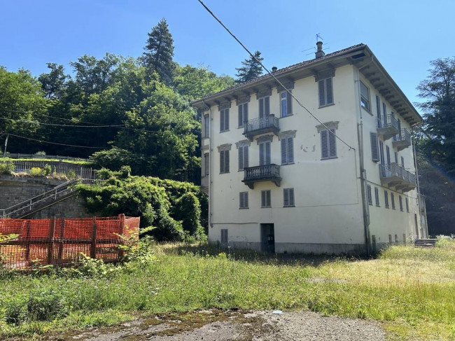 Locale commerciale in vendita a Strona