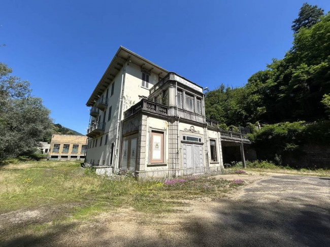 Locale commerciale in vendita a Strona