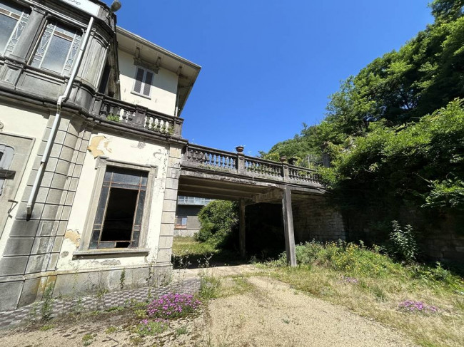 Locale commerciale in vendita a Strona