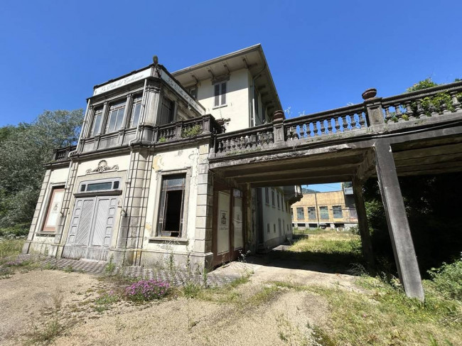 Locale commerciale in vendita a Strona