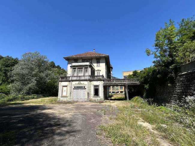 Locale commerciale in vendita a Strona