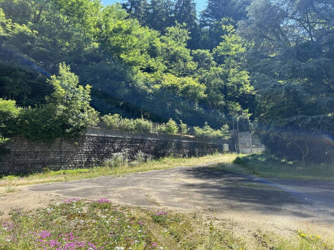 Locale commerciale in vendita a Strona