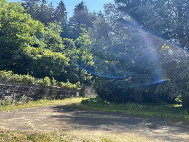 Locale commerciale in vendita a Strona