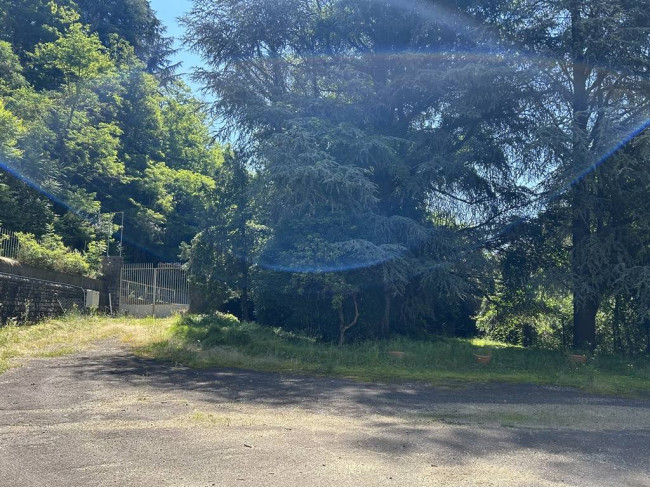 Locale commerciale in vendita a Strona