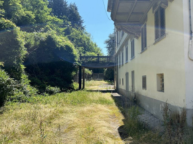 Locale commerciale in vendita a Strona