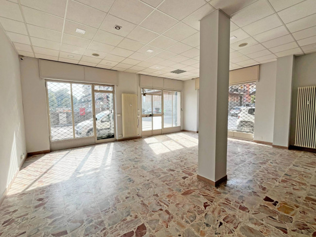 Locale commerciale in affitto a Pinerolo