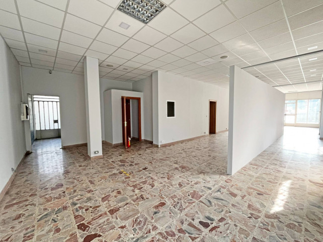 Locale commerciale in affitto a Pinerolo