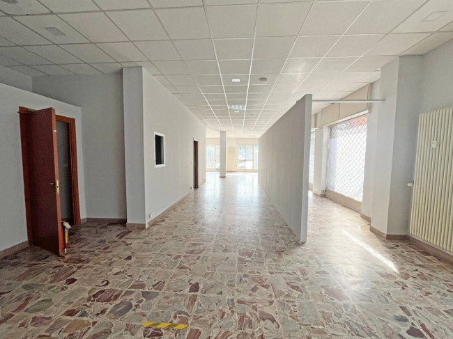 Locale commerciale in affitto a Pinerolo