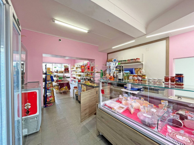 Locale commerciale in affitto a Pinerolo