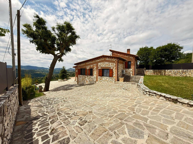 Villa in vendita a Mompeo