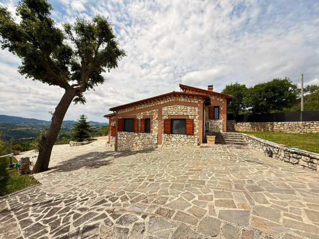 Villa in vendita a Mompeo