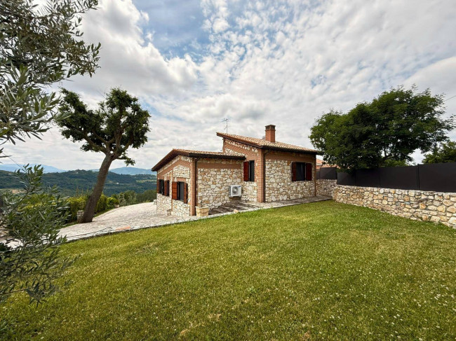 Villa in vendita a Mompeo