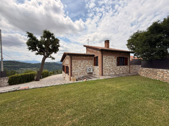 Villa in vendita a Mompeo