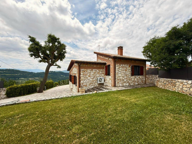 Villa in vendita a Mompeo