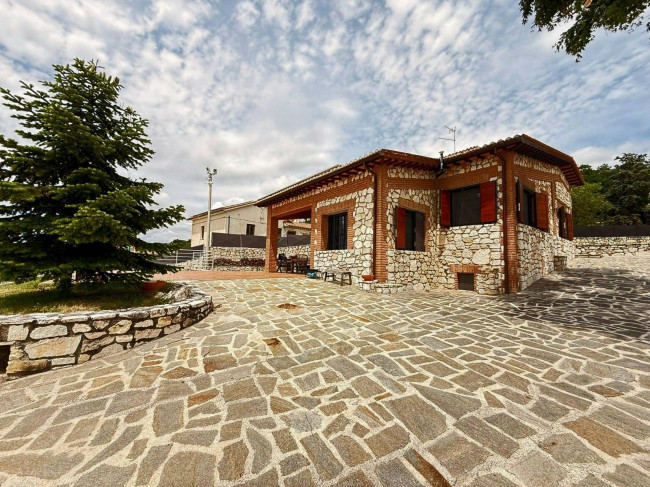 Villa in vendita a Mompeo