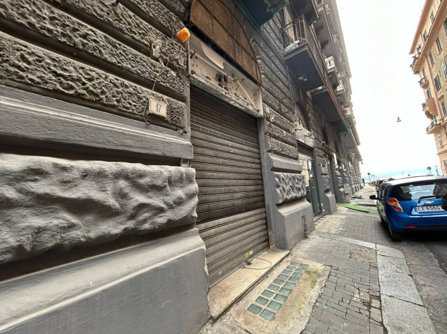 Locale commerciale in affitto a Napoli