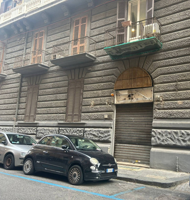 Locale commerciale in affitto a Napoli