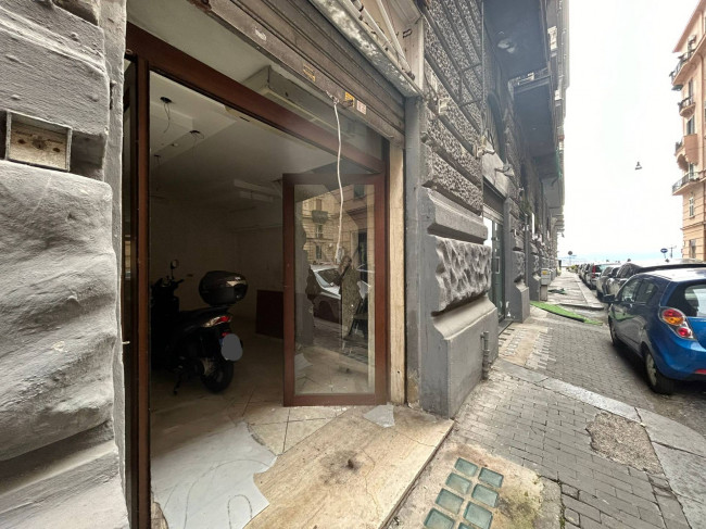 Locale commerciale in affitto a Napoli