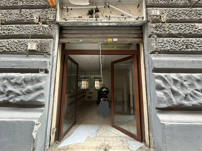 Locale commerciale in affitto a Napoli