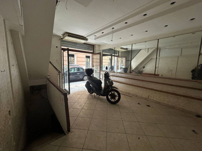 Locale commerciale in affitto a Napoli