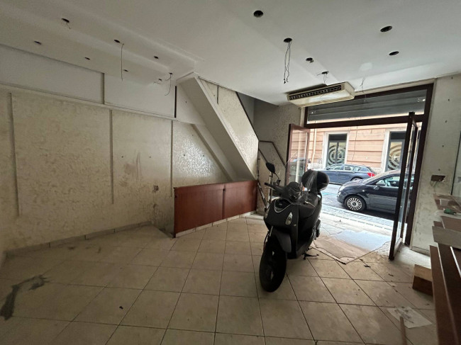 Locale commerciale in affitto a Napoli
