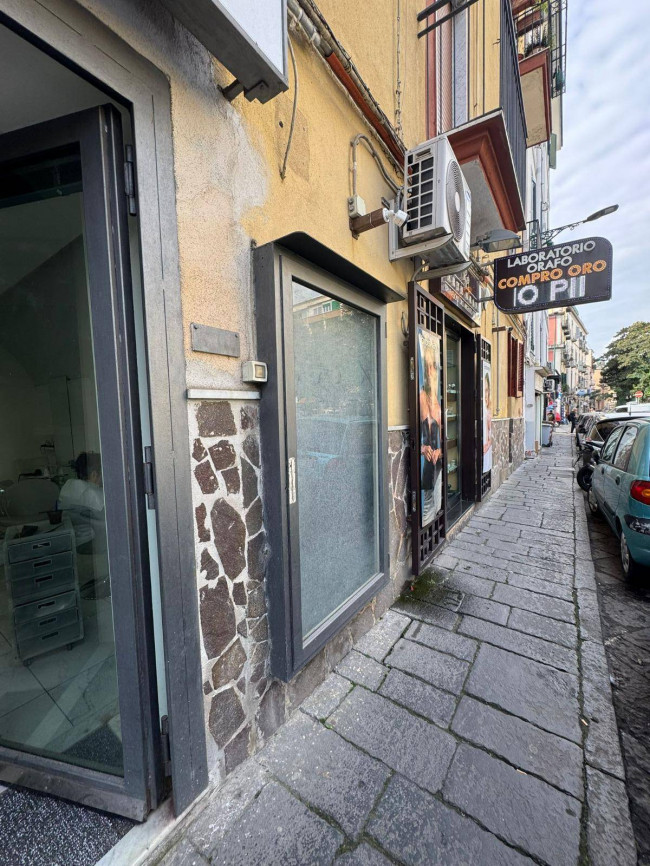Locale commerciale in vendita a Napoli